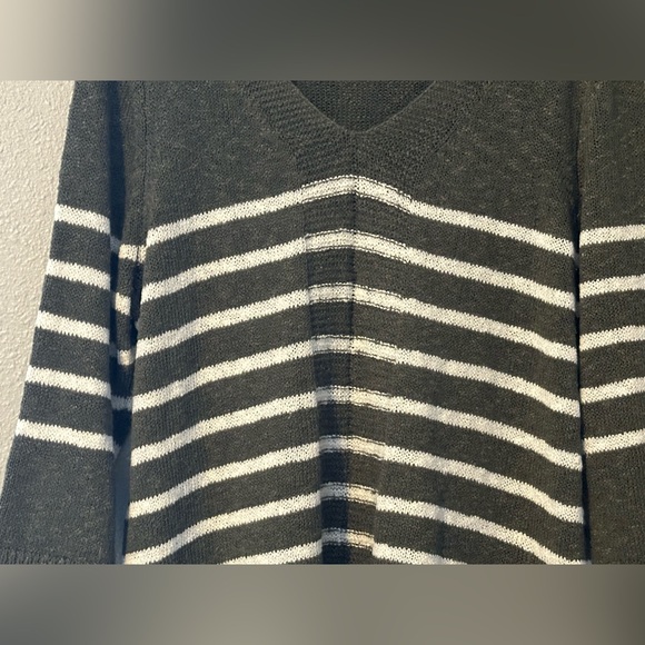 Margeaux & Ellie Women’s XL Green and White V-Neck Knit Sweater Cozy Casual - Picture 4 of 16